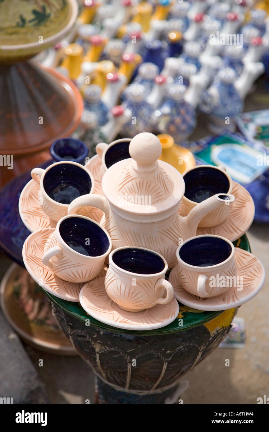 Ceramiche decorate nel mercato tunisino posto a Houmt Souk Gerba Tunisia Foto Stock