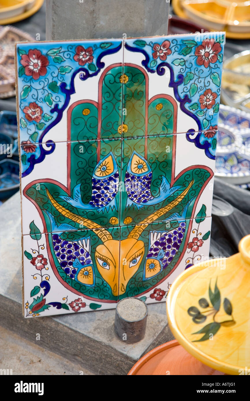 Pottery Visualizzazione di mano di Fatima nel mercato tunisino a Houmt Souk Gerba Tunisia Foto Stock