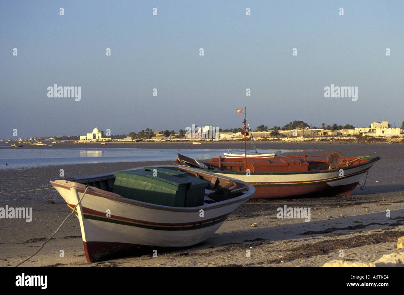 Africa, Tunisia, Kerkennah Isole. La scena sulla spiaggia con la bassa marea. Foto Stock