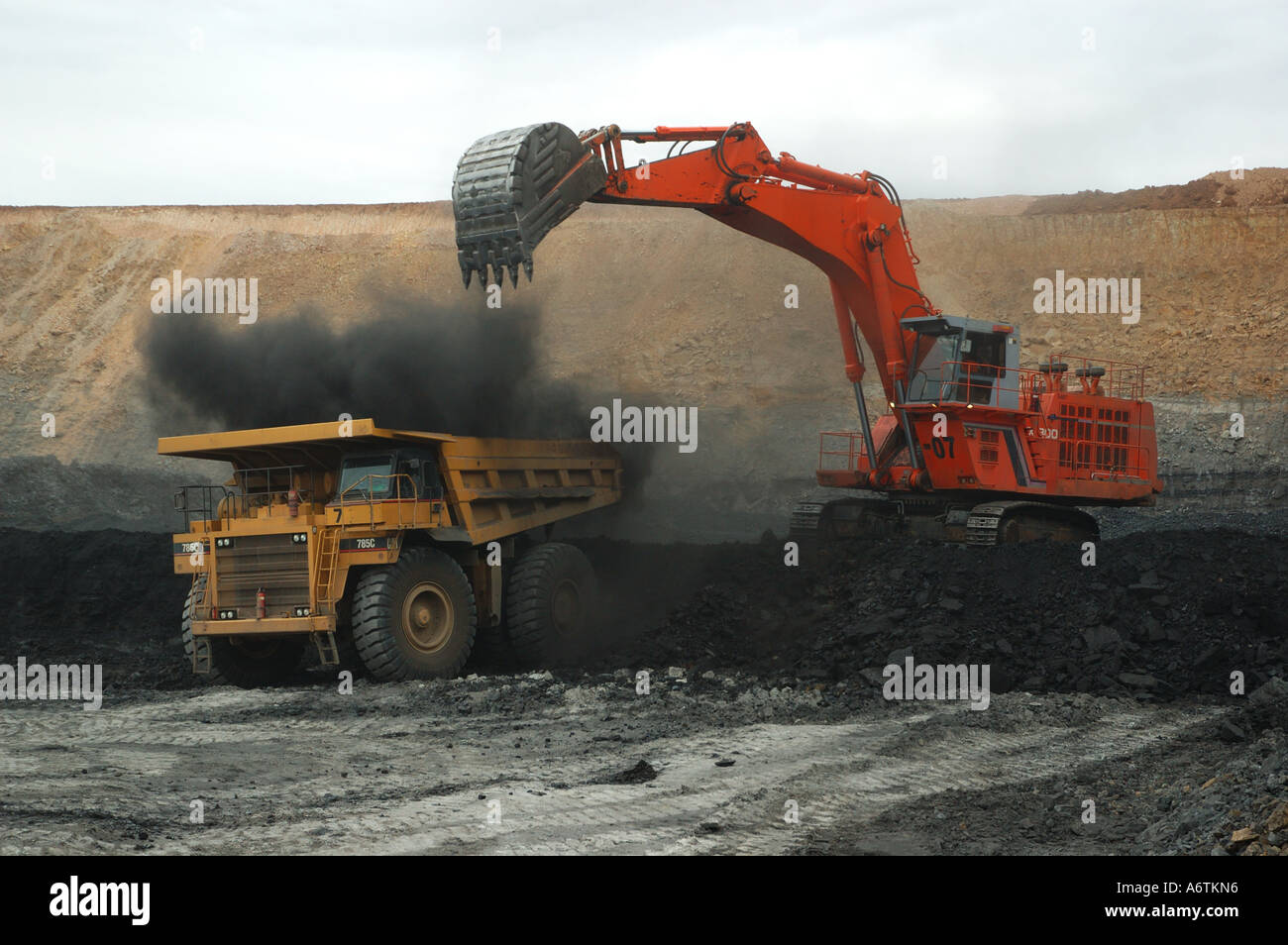 Caricamento escavatore carbone Queensland centrale taglio aperto miniera di carbone Foto Stock