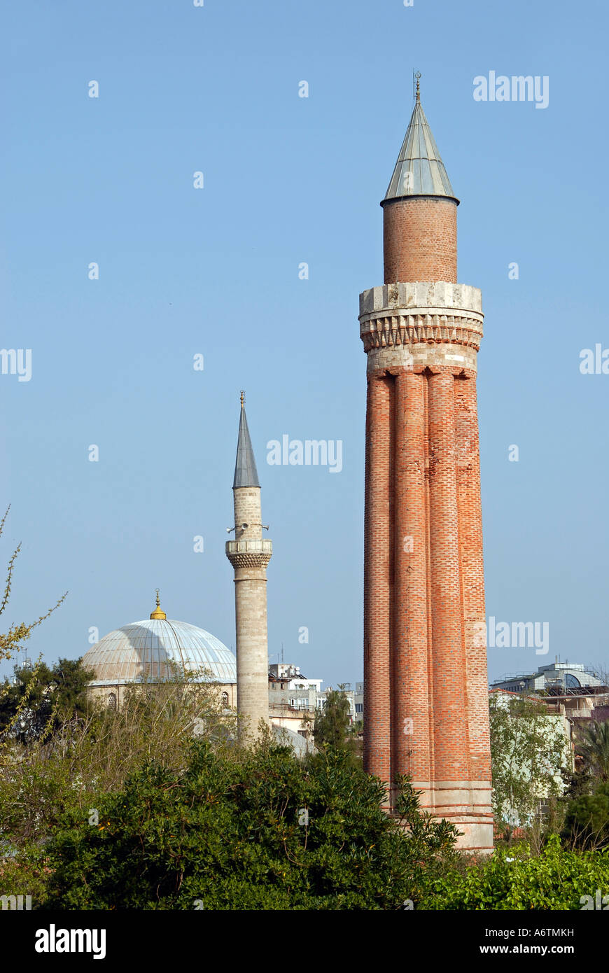 Il minareto scanalato di Alaaddin Camii Alaaddin moschea, chiamato anche Ulu Camii grande moschea o minare Yivli in Turchia Antalya Foto Stock