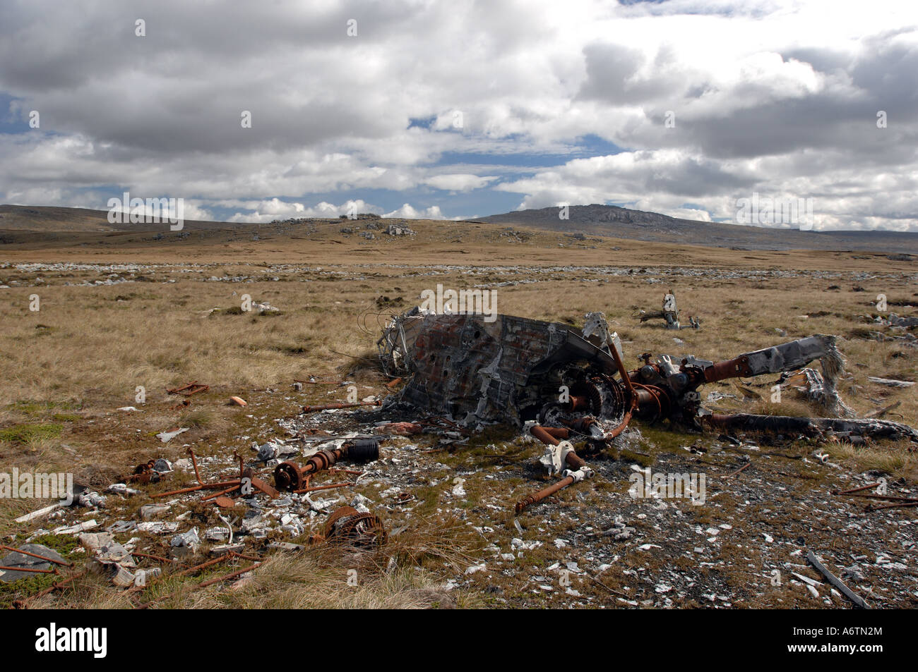 Bruciata rimane di un elicottero girato durante la guerra delle Falkland del 1982 Foto Stock
