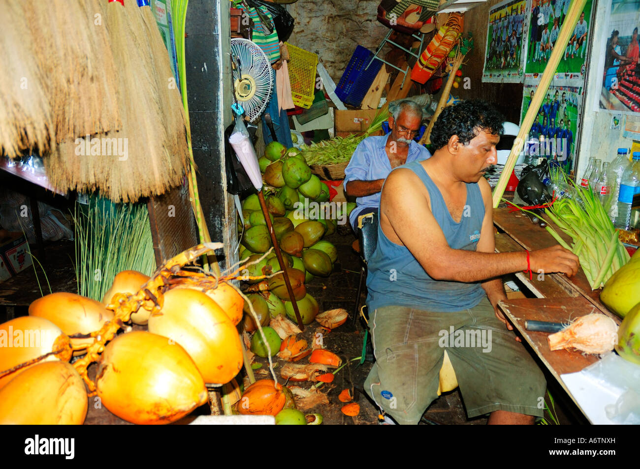 Port Louis, isola di Mauritius, Mauritius che lavora presso la fabbrica di cocco del mercato alimentare Foto Stock