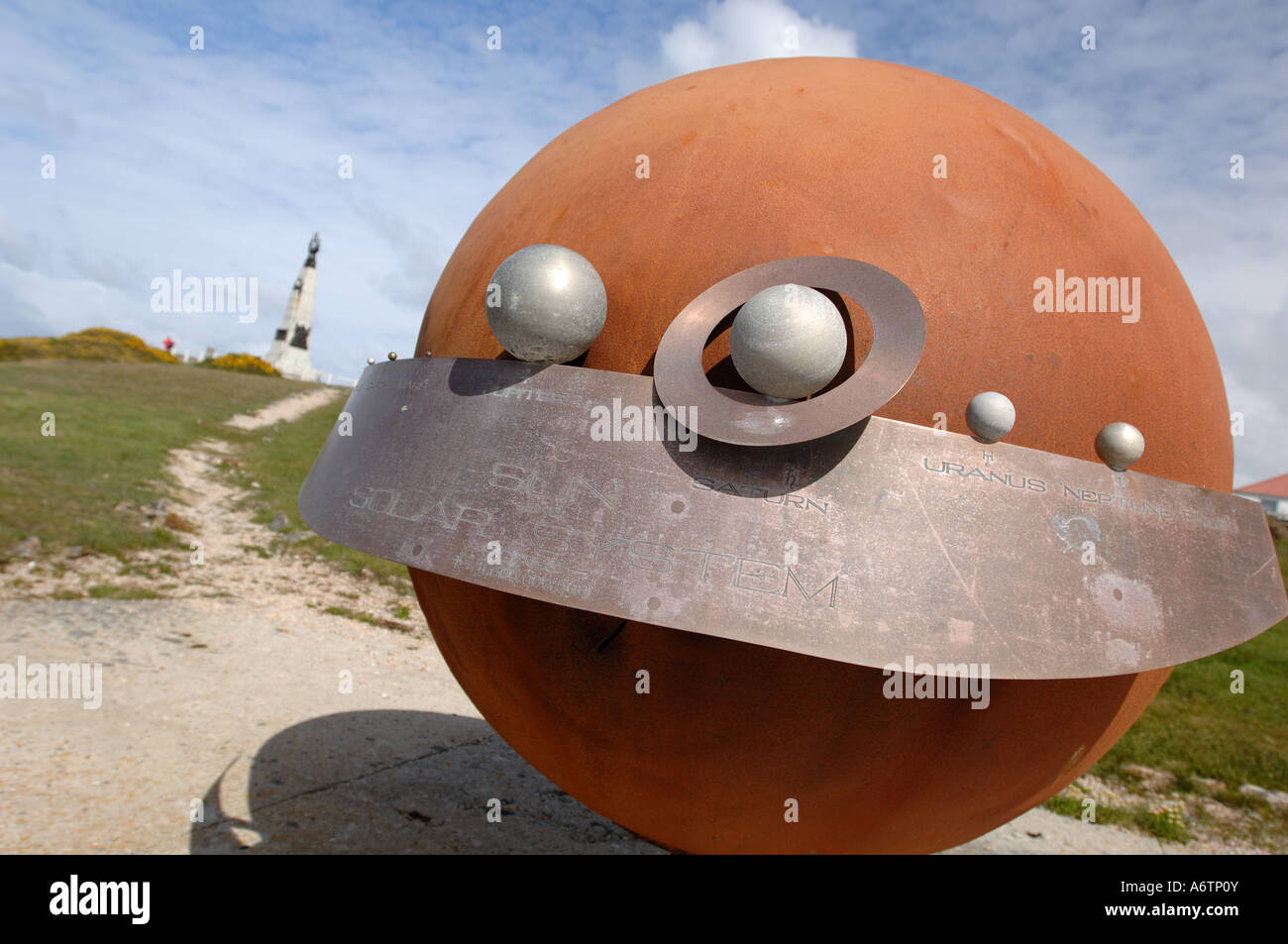 Una piscina esterna modello in scala del sistema solare scultura a Stanley, la capitale delle Isole Falkland Foto Stock