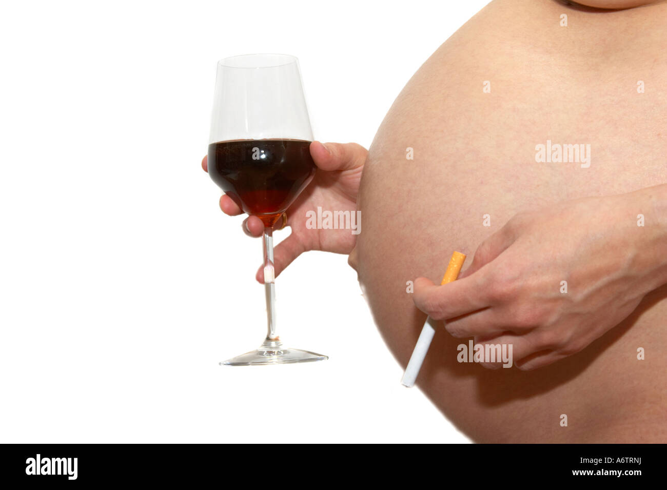 Donna incinta tenendo una sigaretta e un bicchiere di vino Foto Stock