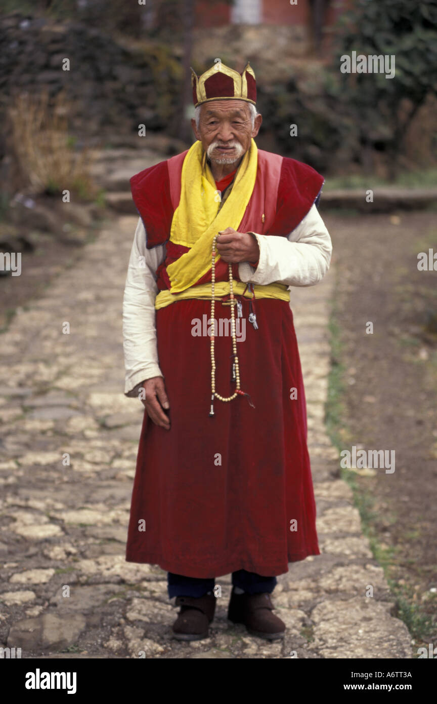 La Cina, nella provincia dello Yunnan, Lijiang. Lama buddista di Red Hat , Sez. Foto Stock