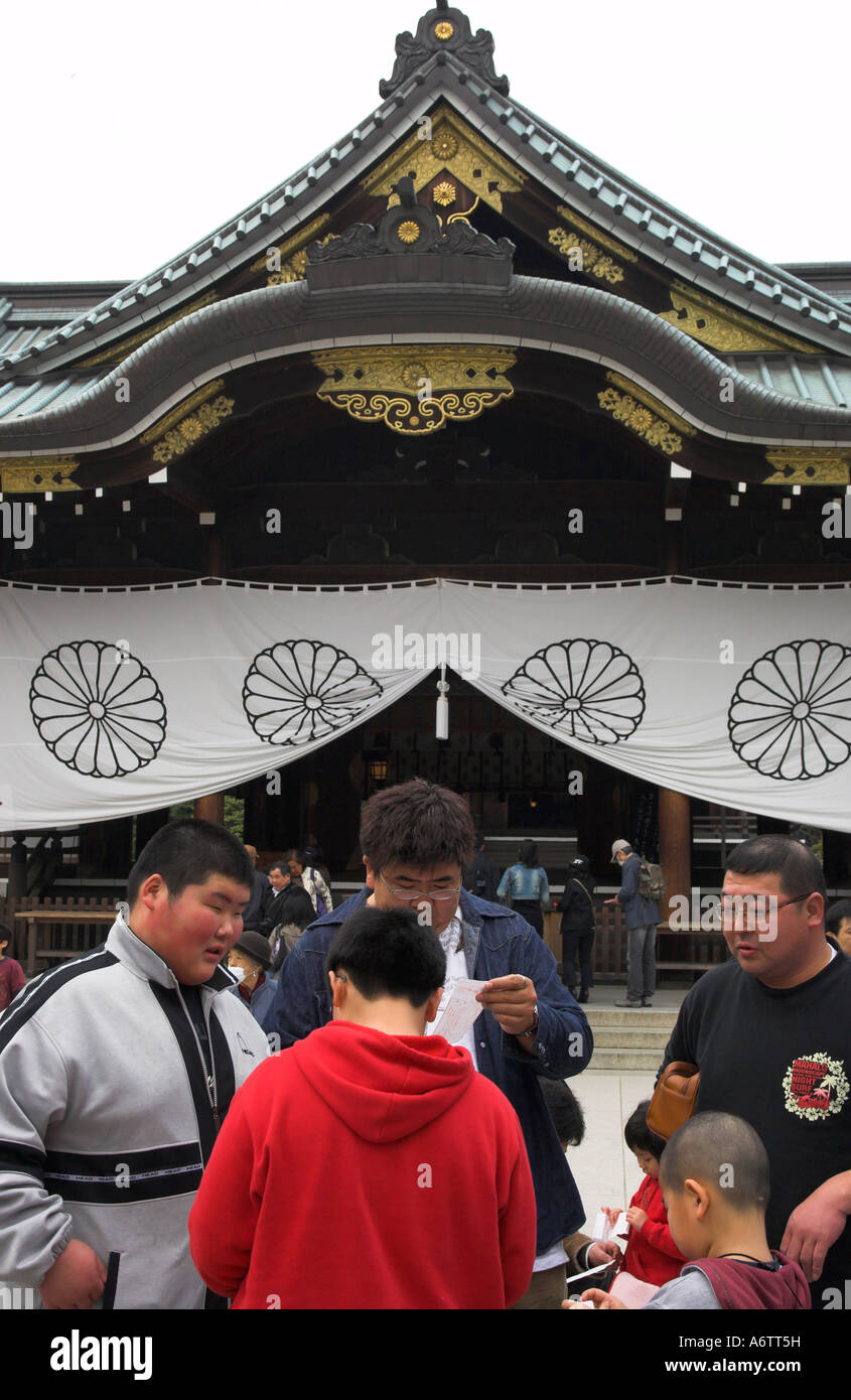 Giappone Central Honshu Tokyo Yasukuni jinja famiglia visitatori nella parte anteriore del tempio Foto Stock