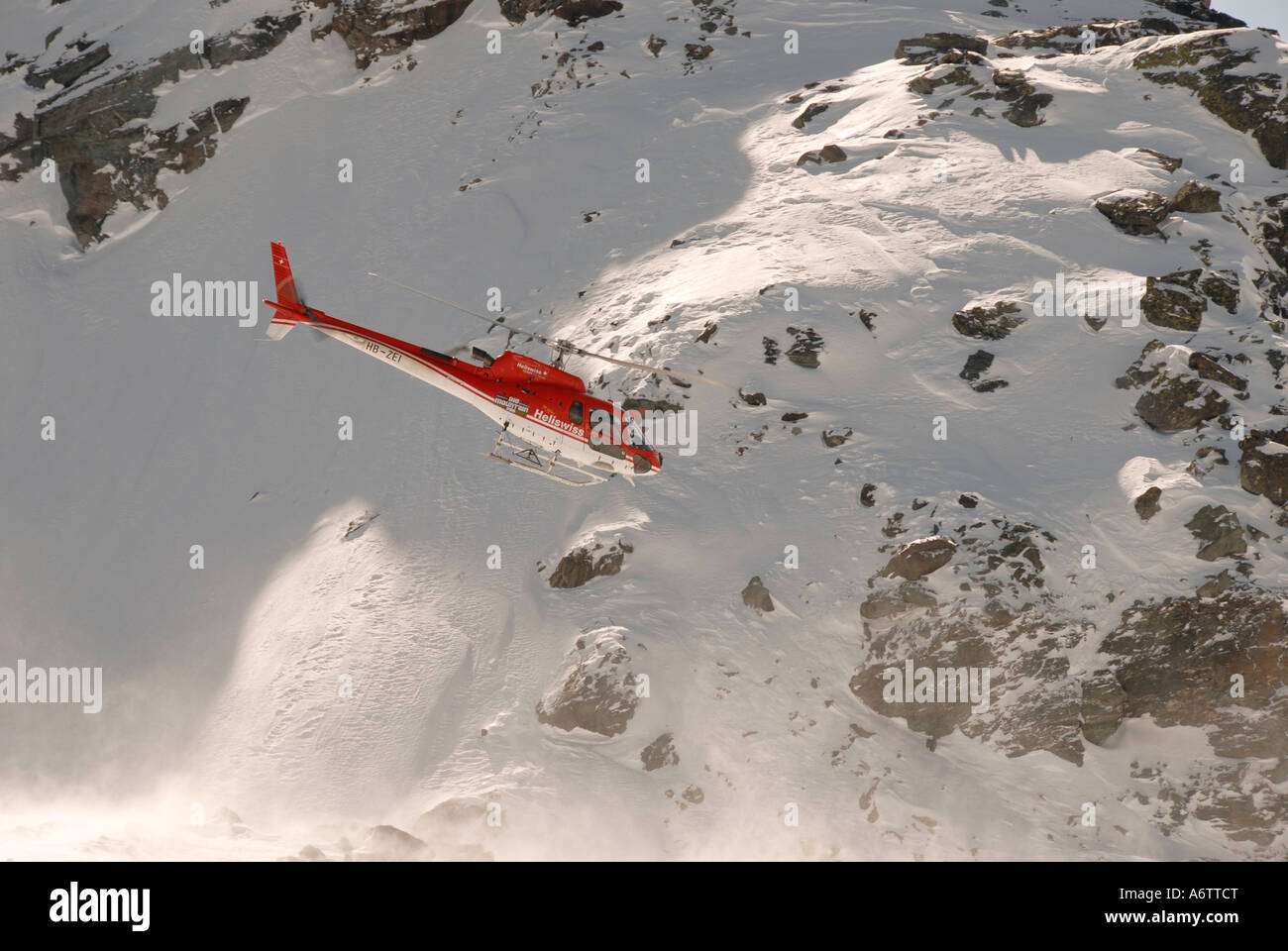 Salvataggio in elicottero di soccorso alpino svizzero avamposti, Vallese, Svizzera Foto Stock