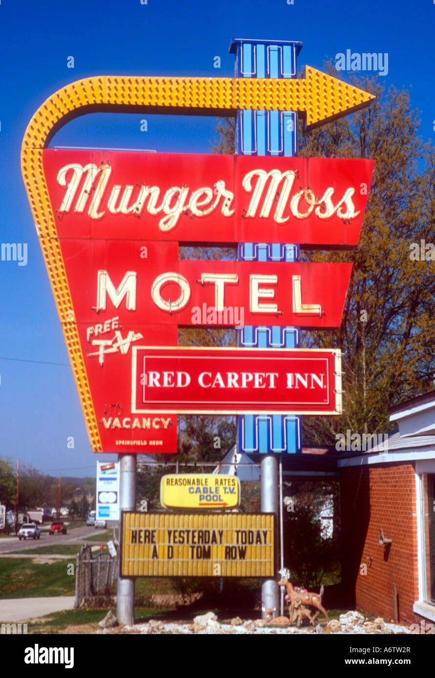 Il cartello Munger Moss Motel sulla vecchia Route 66 a Lebanon, Missouri, è un classico simbolo neon che celebra la cultura americana e delle autostrade storiche. Foto Stock