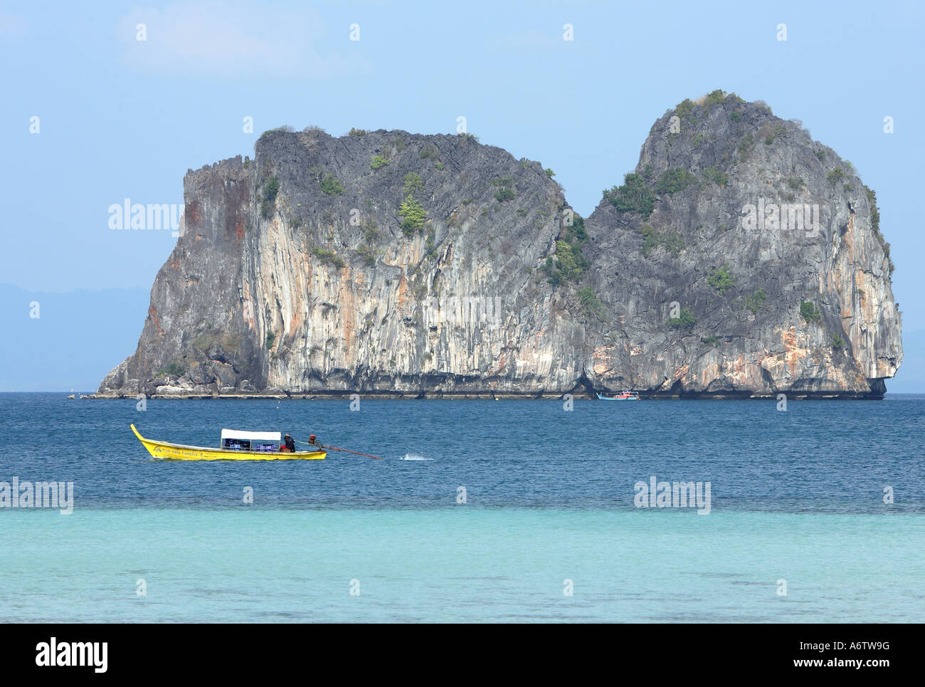 Longtail boat davanti di scogliere - Mare delle Andamane di fronte l'isola di Koh Ngai Koh (HAI) in Thailandia, Asia Foto Stock