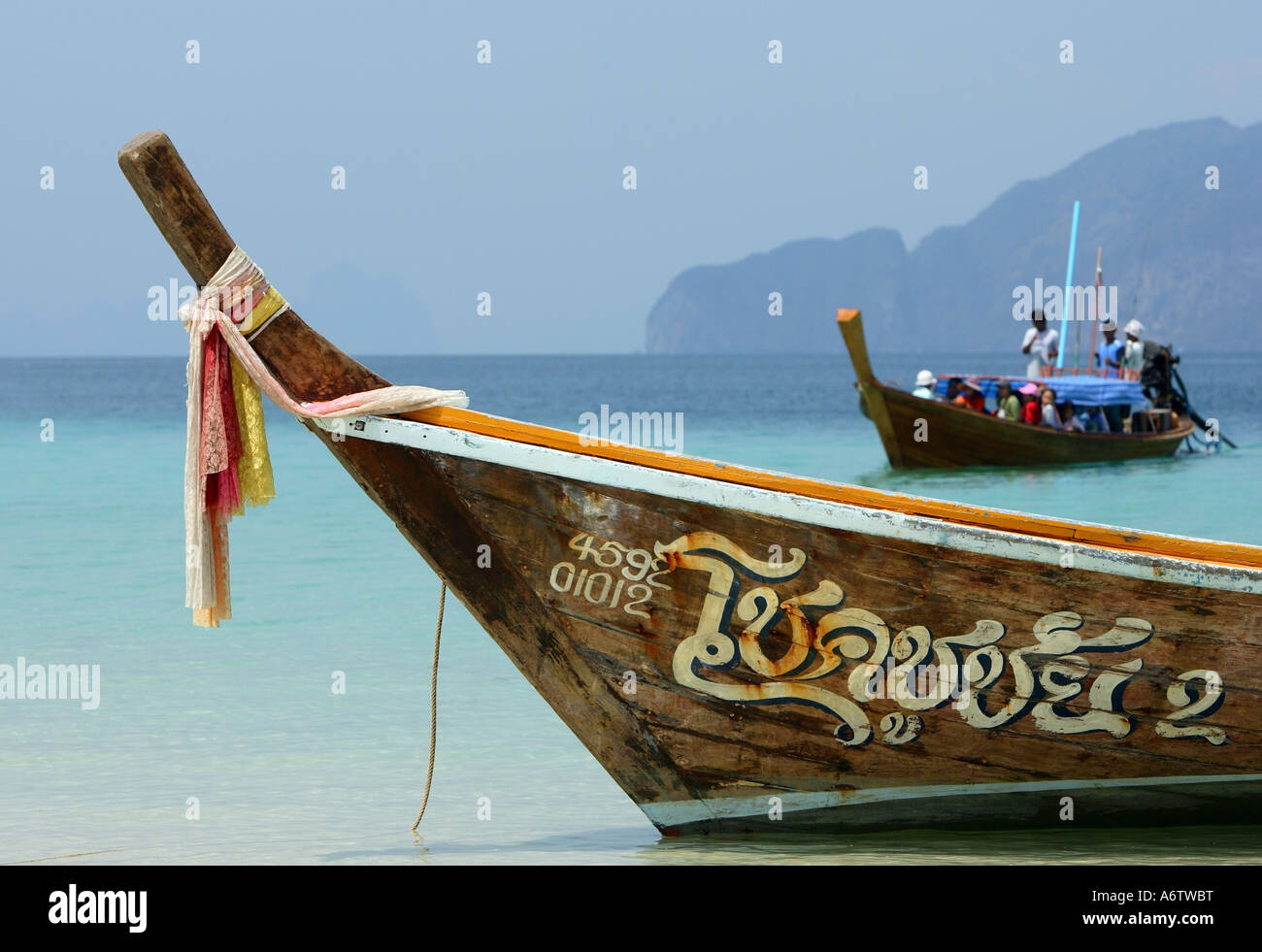 Longtail imbarcazioni presso l'isola di Koh Kradan - Mare delle Andamane in Thailandia, Asia Foto Stock