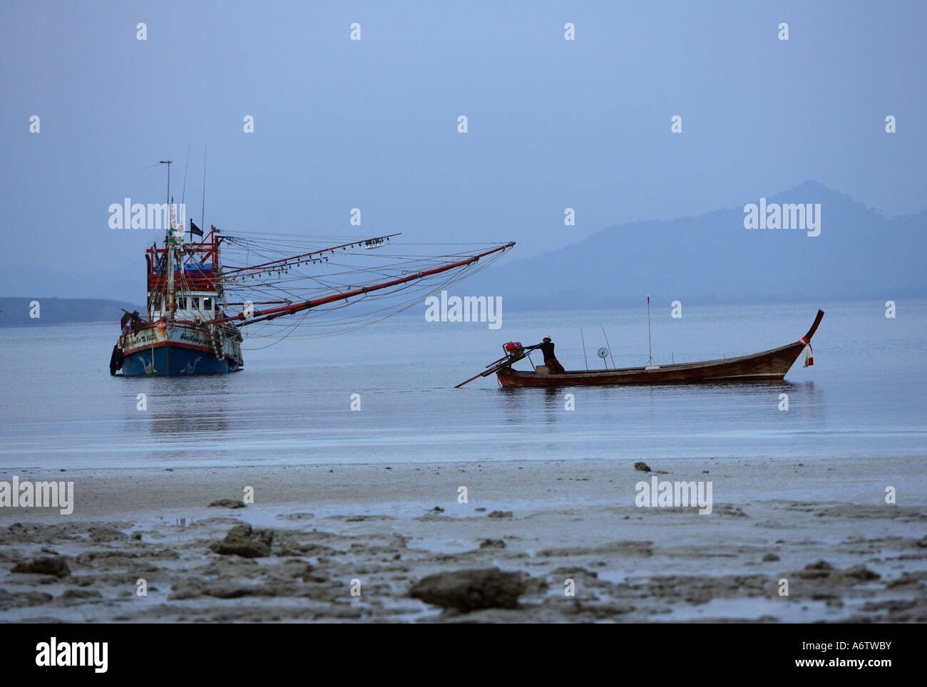 Longtail boat e pesca in barca lungo la costa di thje Isola Koh Kradan - Mare delle Andamane, Thailandia, Asia Foto Stock