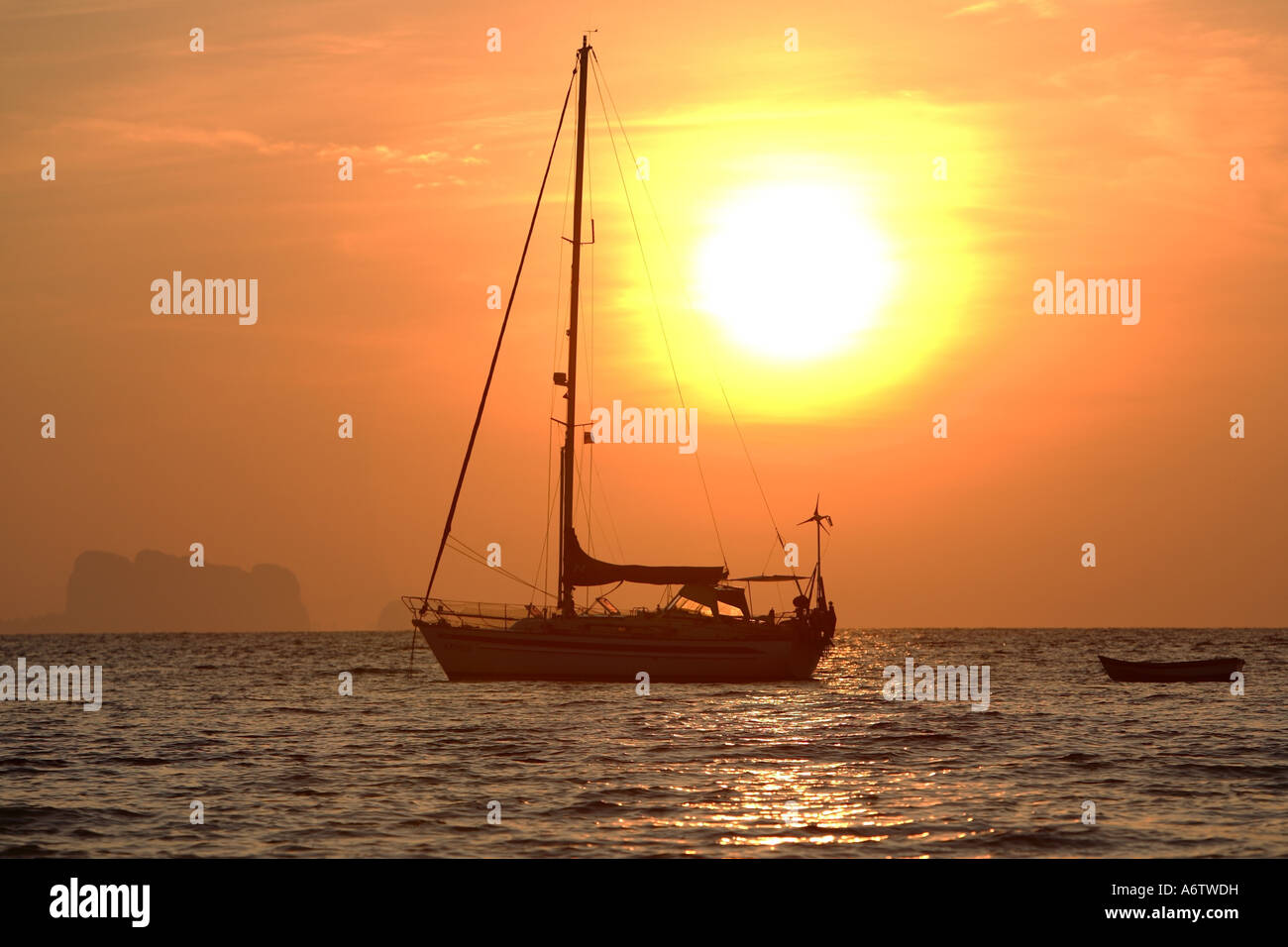 Imbarcazione a vela in parte anteriore del sunrise presso la costa dell'isola di Koh Kradan - Mare delle Andamane, Thailandia, Asia Foto Stock