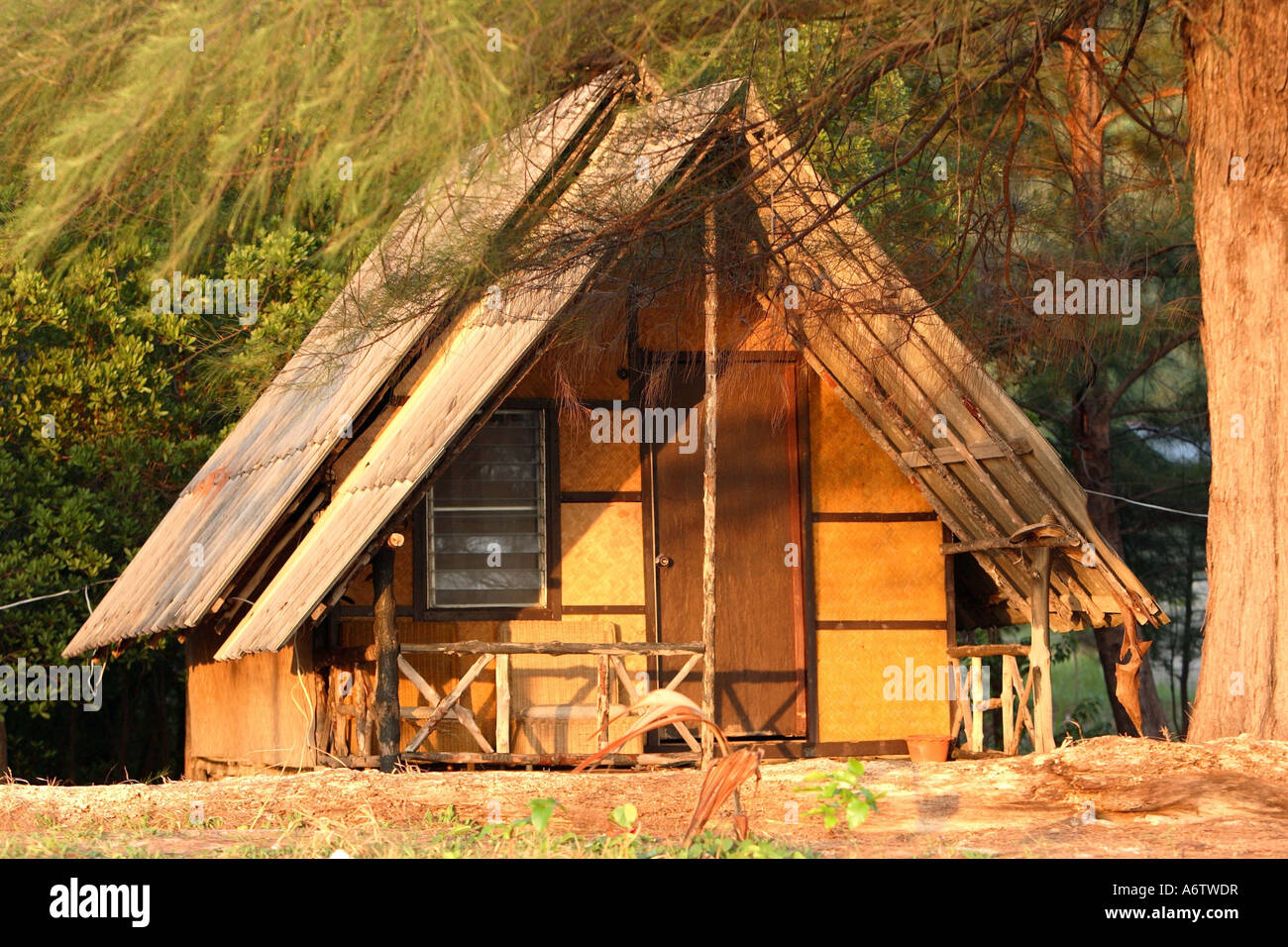 Cottage estivi presso la costa dell'isola di Koh Kradan - Mare delle Andamane, Thailandia, Asia Foto Stock