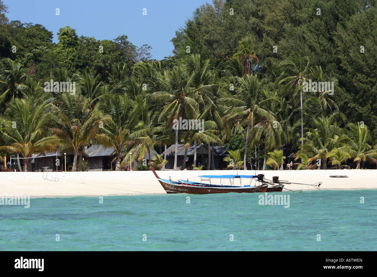 Longtail boat di fronte spiaggia di sabbia dell'isola di Koh Lipe all'interno Tarutao National Park - Mare delle Andamane, Thailandia, Asia Foto Stock