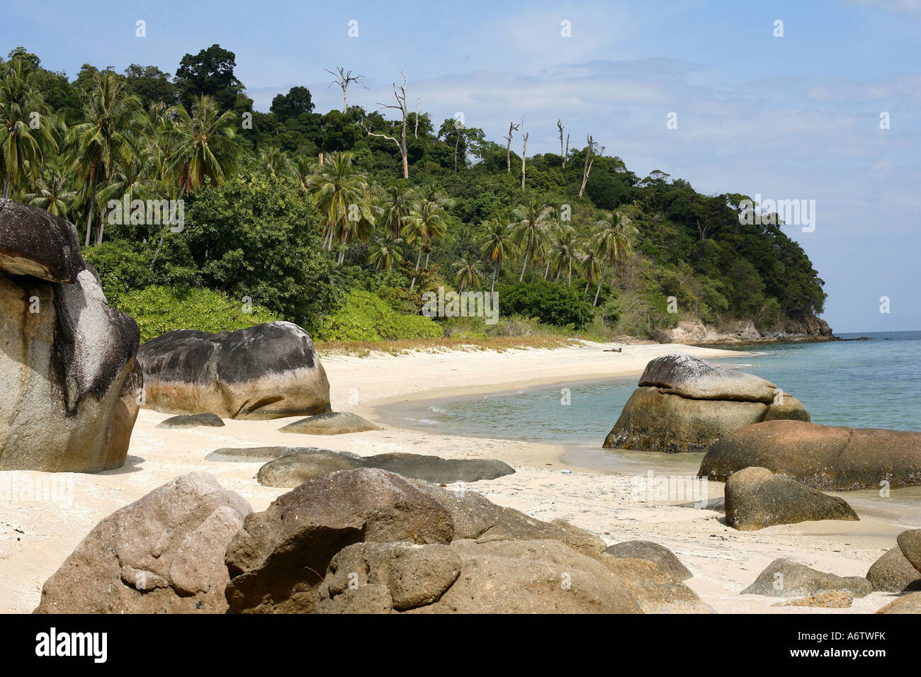 Le grandi rocce sulla spiaggia di sabbia dell'Isola Koh Adang all'interno Tarutao National Park - Mare delle Andamane , della Thailandia, Asia Foto Stock