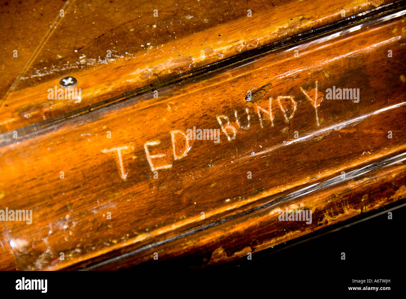 Ted Bundy nome intagliato intagliato di dettaglio nella tabella di difesa il tribunale vecchio assassino di massa Orange County Regional History Center Foto Stock