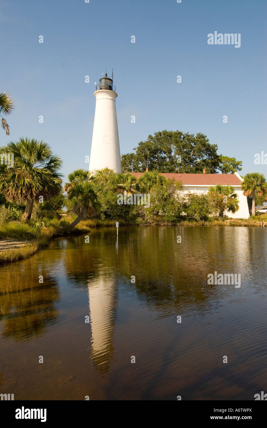 San marchi National Wildlife Refuge Florida vecchio faro storico riflettendo in pool di spazio aperto lo spazio di testo Copia di tipo spazio spac Foto Stock