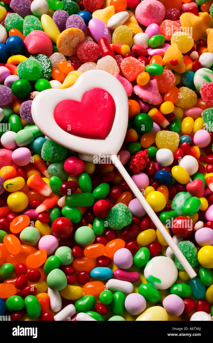 Il bianco e il rosso del cuore sulla ventosa candy Foto Stock