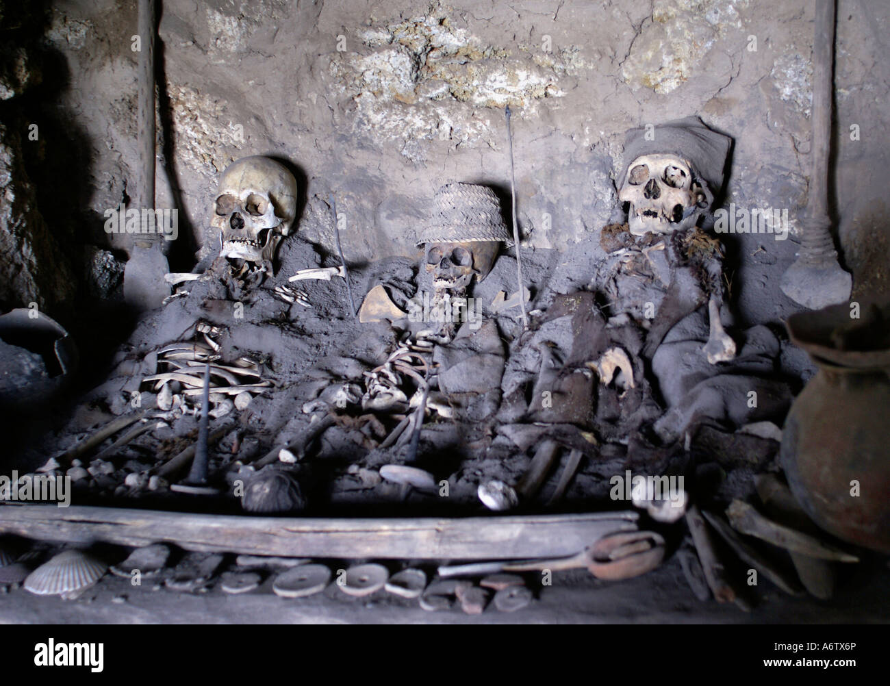 Pre-Inka mummie in una grotta, Uyuni Highlands, Bolivia Foto Stock