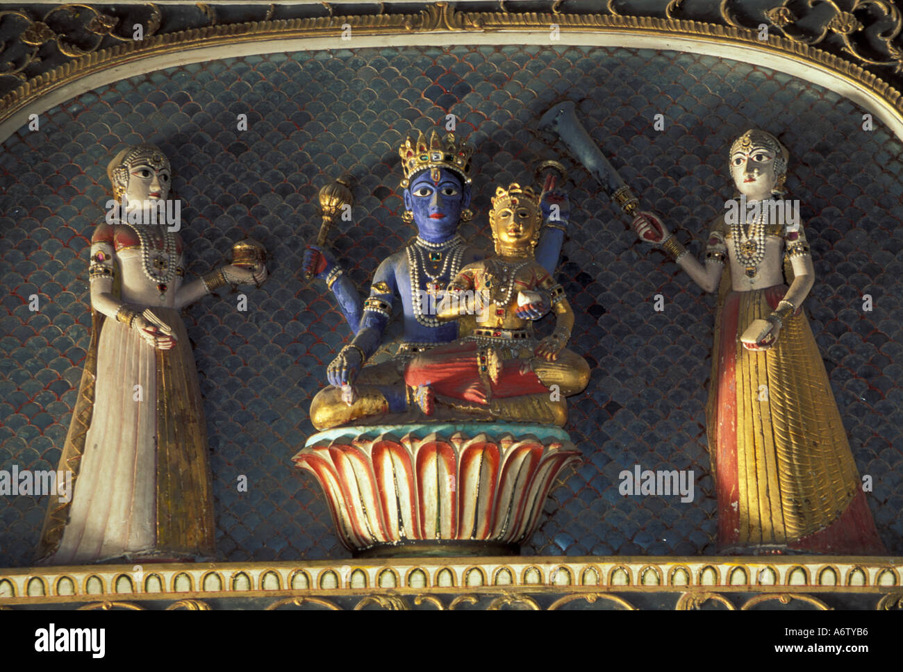 India Rajasthan, a Bikaner. Divinità indù Vishnu e Laxmi grazia parete di Chandra Mahal (Half Moon Palace). Foto Stock