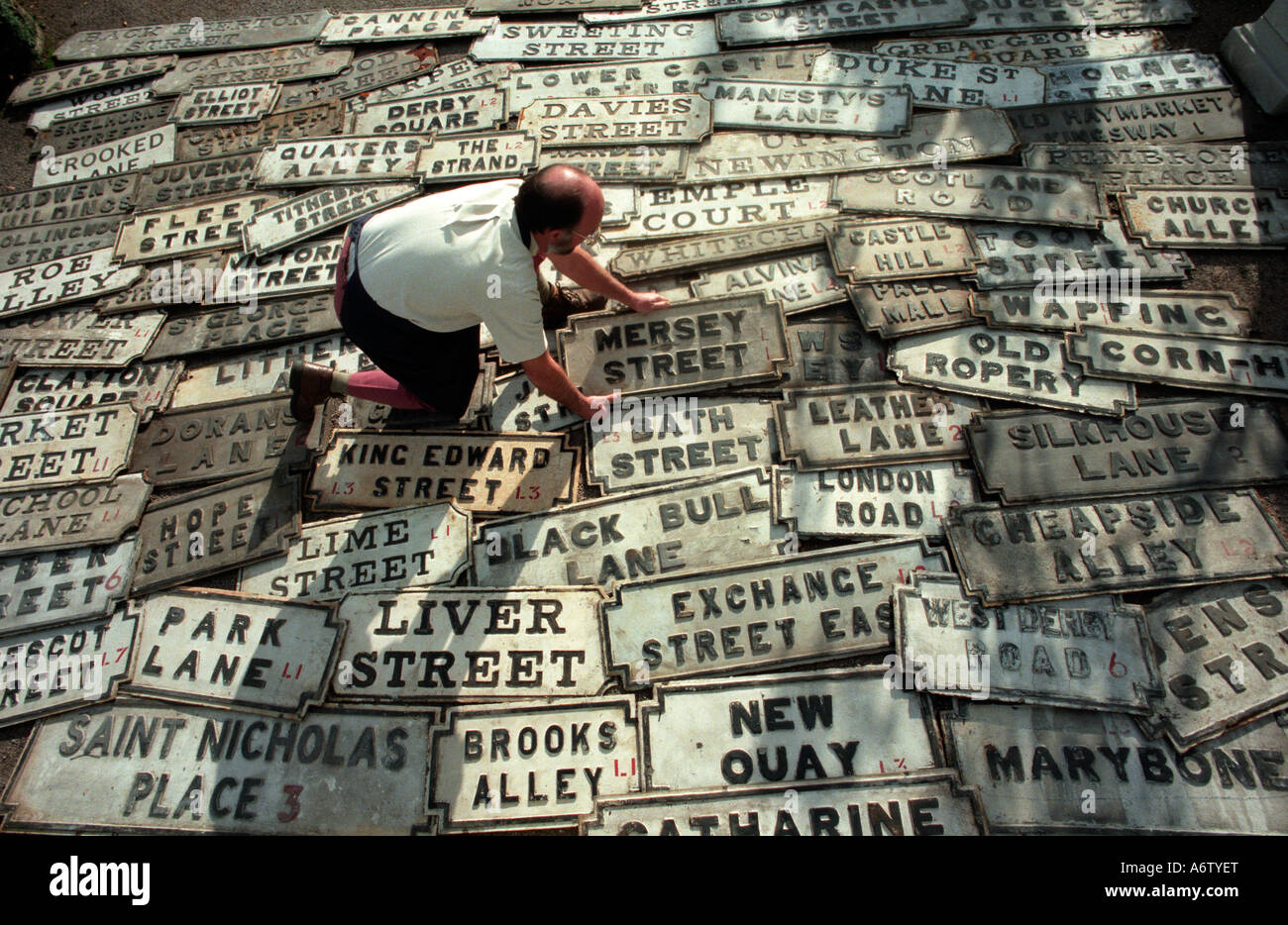 Vecchio ghisa Liverpool street segni sul display prima di essere messo all'asta a Sothebys Foto Stock