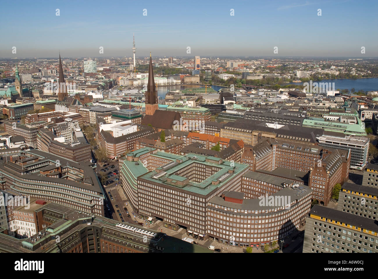 Arial vista sul centro della città di Amburgo. Sprinkenhof e edifici Chilehaus giacente in primo piano, Amburgo, Germania Foto Stock