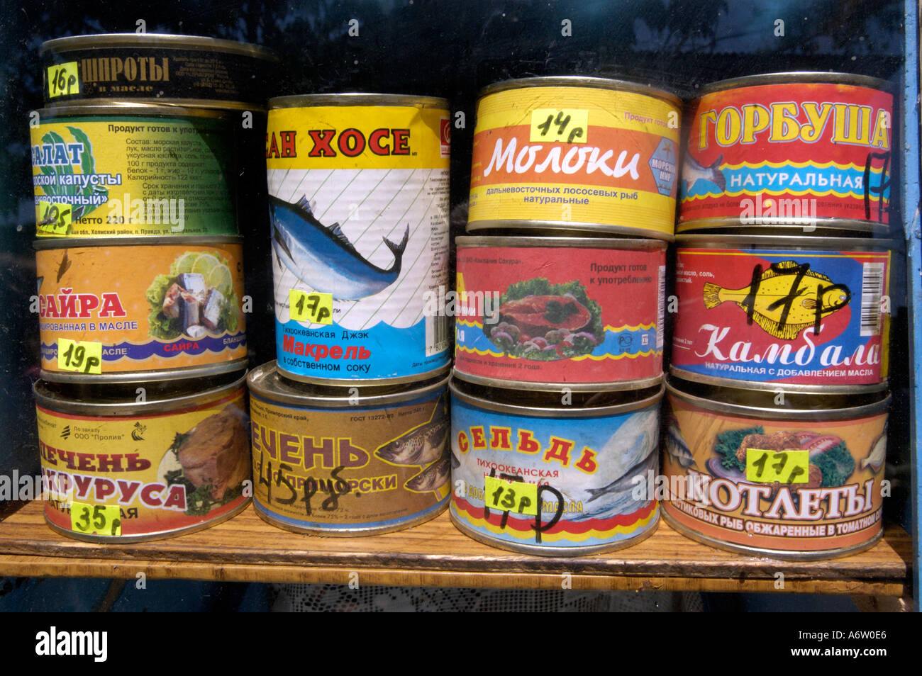 Un piccolo negozio di vendita di conserve di pesce nella città di Yuzhno Sakhalinsk sull isola di Sakhalin in Russia 2004 Foto Stock