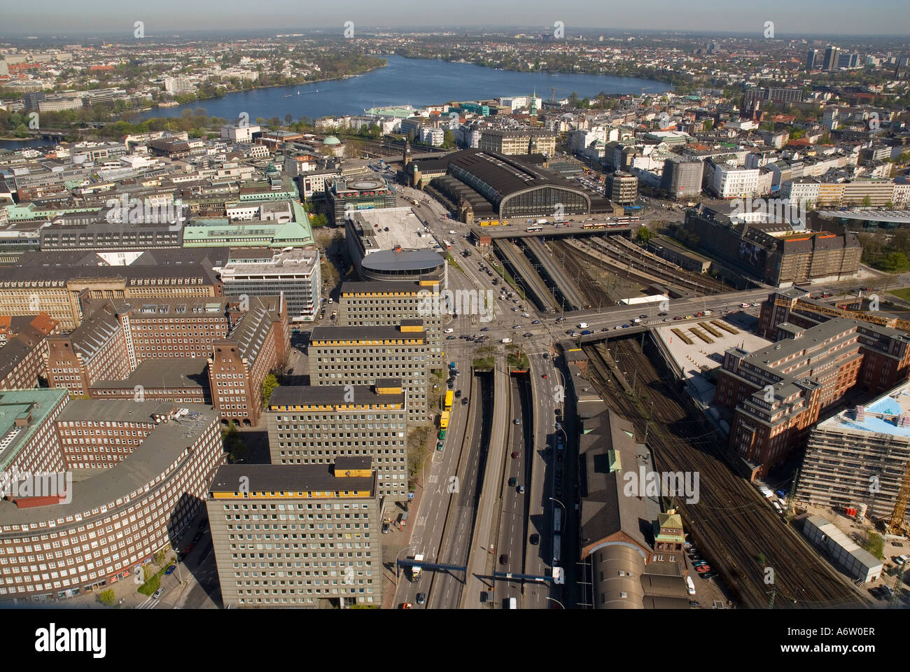 Arial vista sul centro della città di Amburgo per la stazione principale Hamburger Hauptbahnhof e lago Aussenalster, Amburgo, Germania Foto Stock