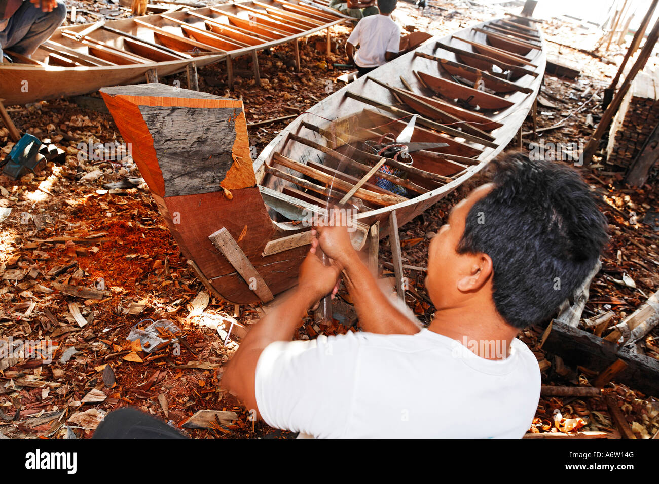 Il costruttore dell'imbarcazione del cantiere alla banca di Sungai Barito nei pressi di Banjarmasin, South-Kalimantan, Borneo, Indonesia Foto Stock