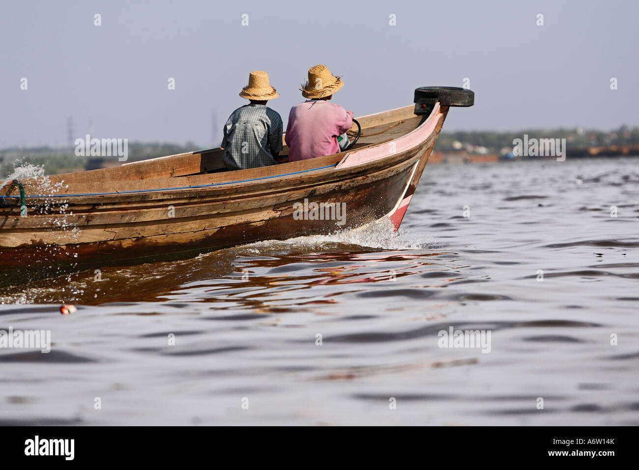 Uomo in barca sul distributary di Sungai Barito nei pressi di Banjarmasin, South-Kalimantan, Borneo, Indonesia Foto Stock