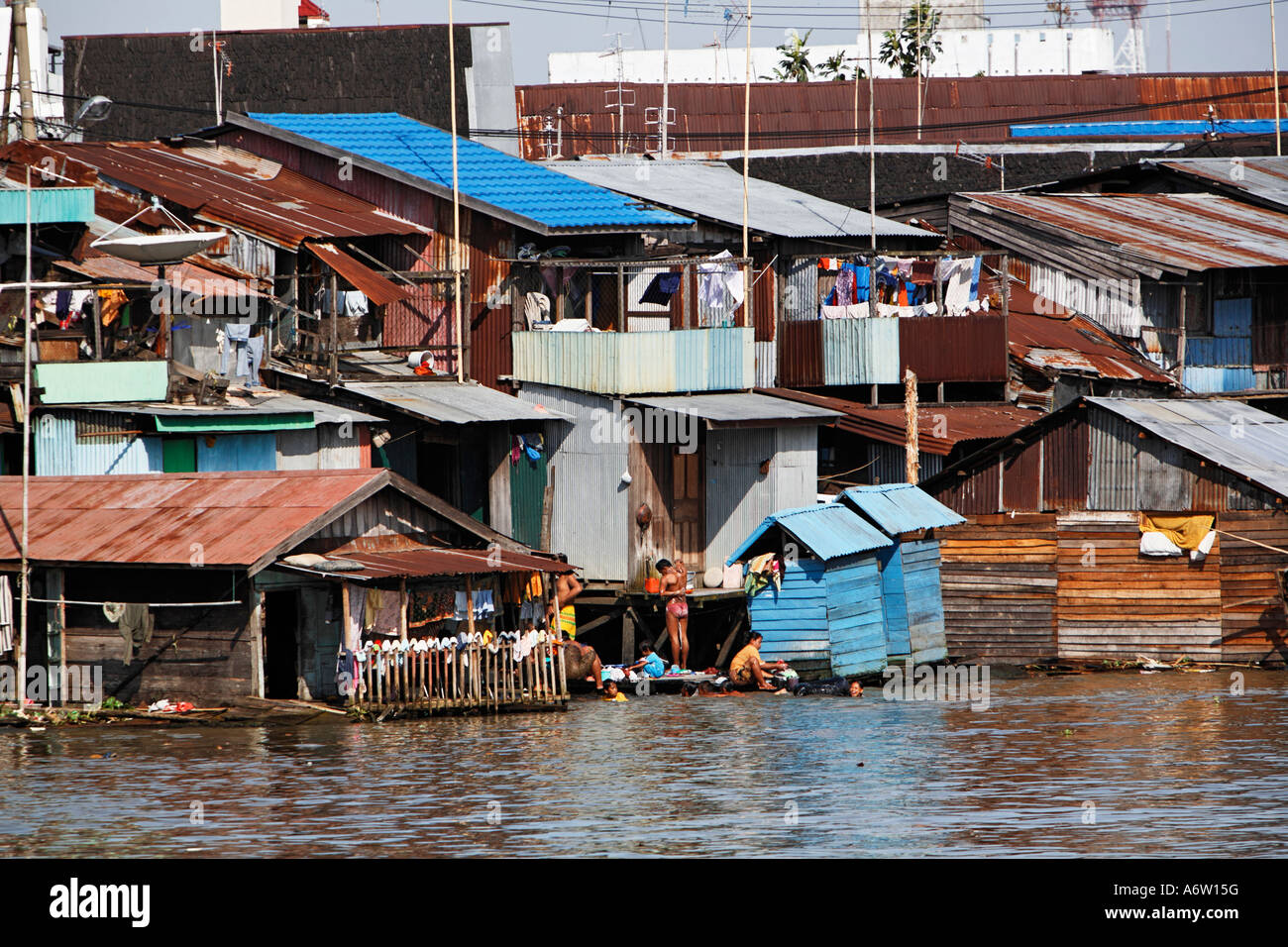 Capanne presso la banca di Sungai Barito, Banjarmasin, South-Kalimantan, Borneo, Indonesia Foto Stock