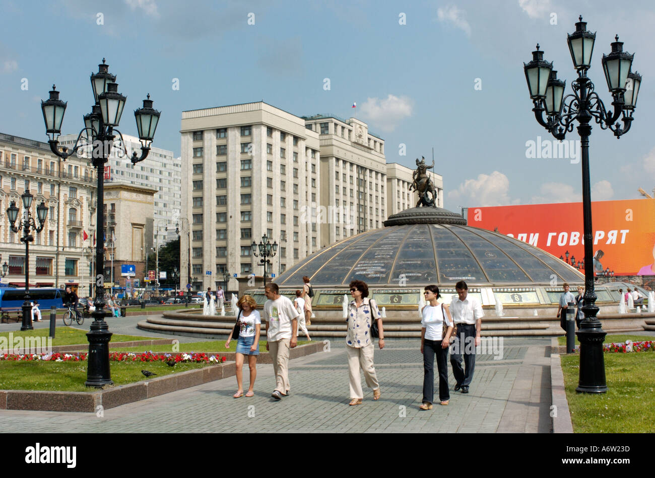 Risistemazione Manezhnaya Square nel centro di Mosca è costruito sopra una nuova metropolitana Shopping Mall in Russia Foto Stock