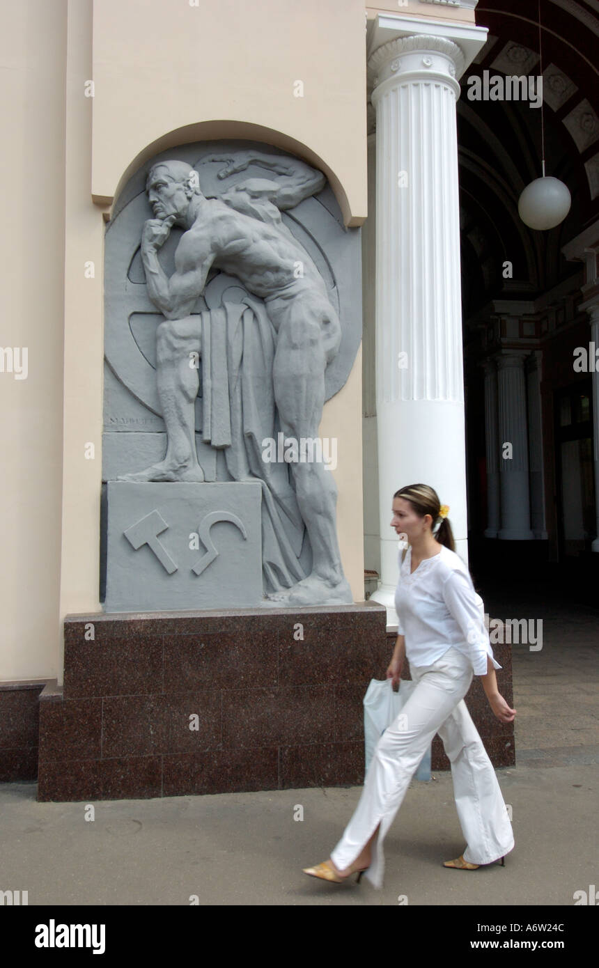 Una donna cammina passato Petrovsky Passazh shopping mall il quale contiene Mosca più esclusivi e costosi negozi e boutique Foto Stock