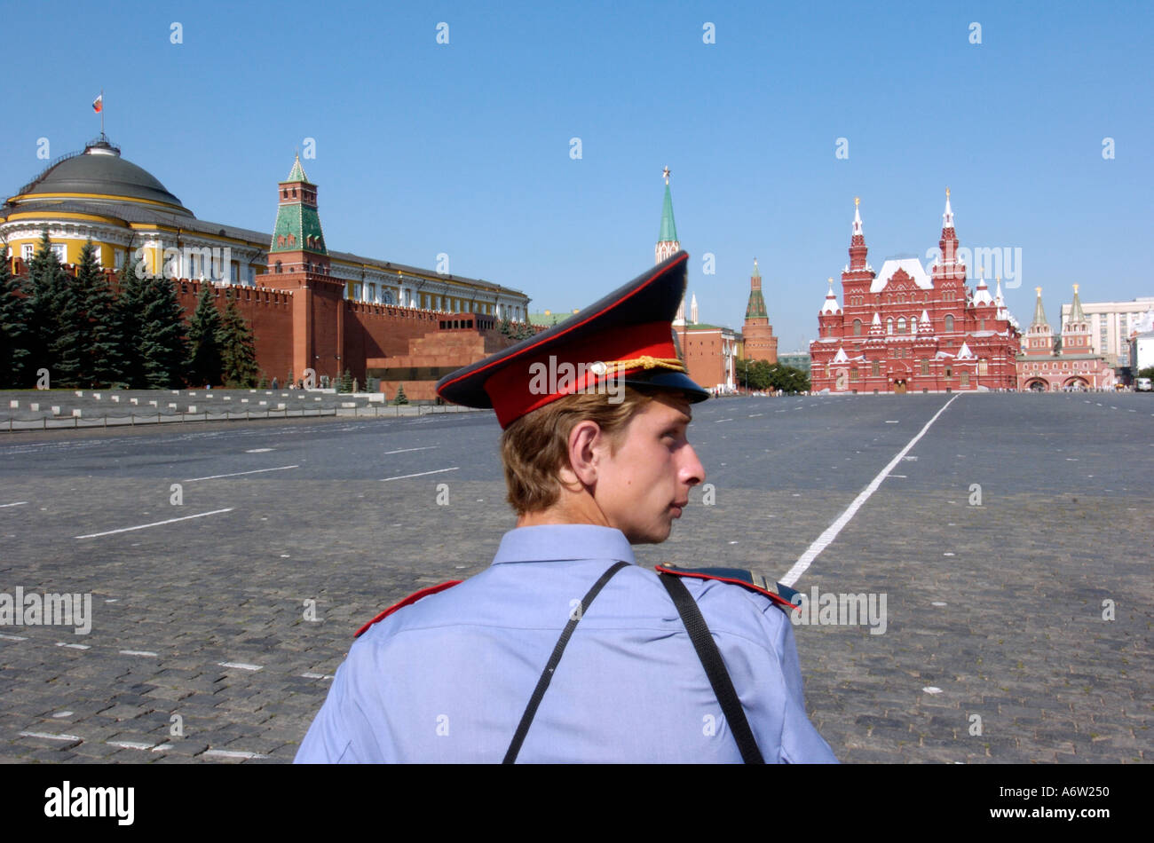 Un poliziotto sta di guardia in un deserto Piazza Rossa di Mosca Russia Foto Stock