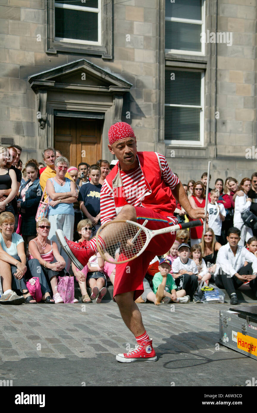Giapponese Performer di strada giocoleria una racchetta con due bastoni al Edinburgh Fringe Festival Scozia UK 2004 Foto Stock