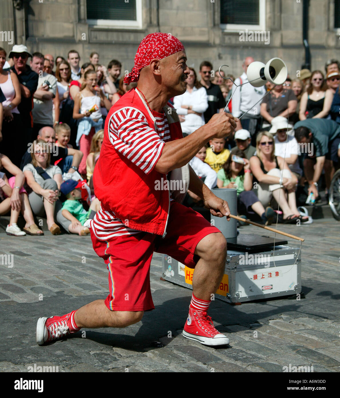 Giapponese Street Performer vestito rosso eseguendo con diablo al Edinburgh Fringe Festival Scozia UK 2004 Foto Stock