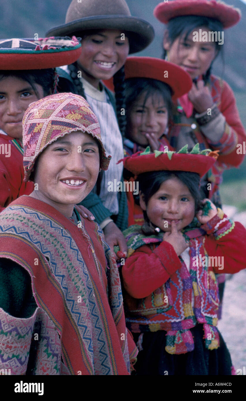 I bambini del Perù Cusco Peru abiti tipici Foto Stock