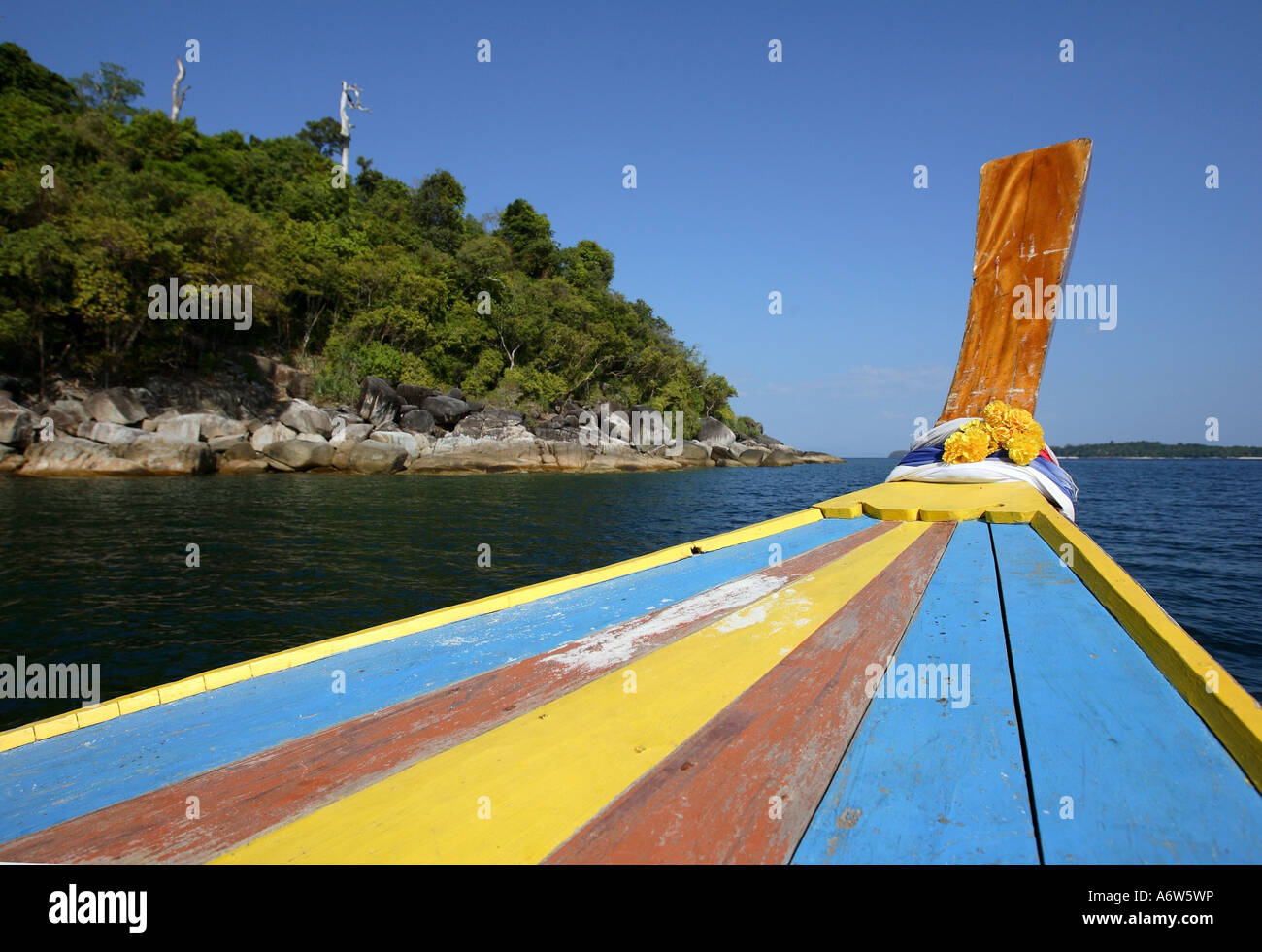 Prua di una barca longtail davanti alla costa dell'isola di Koh Adang all'interno Tarutao National Park - Mare delle Andamane , della Thailandia, Foto Stock