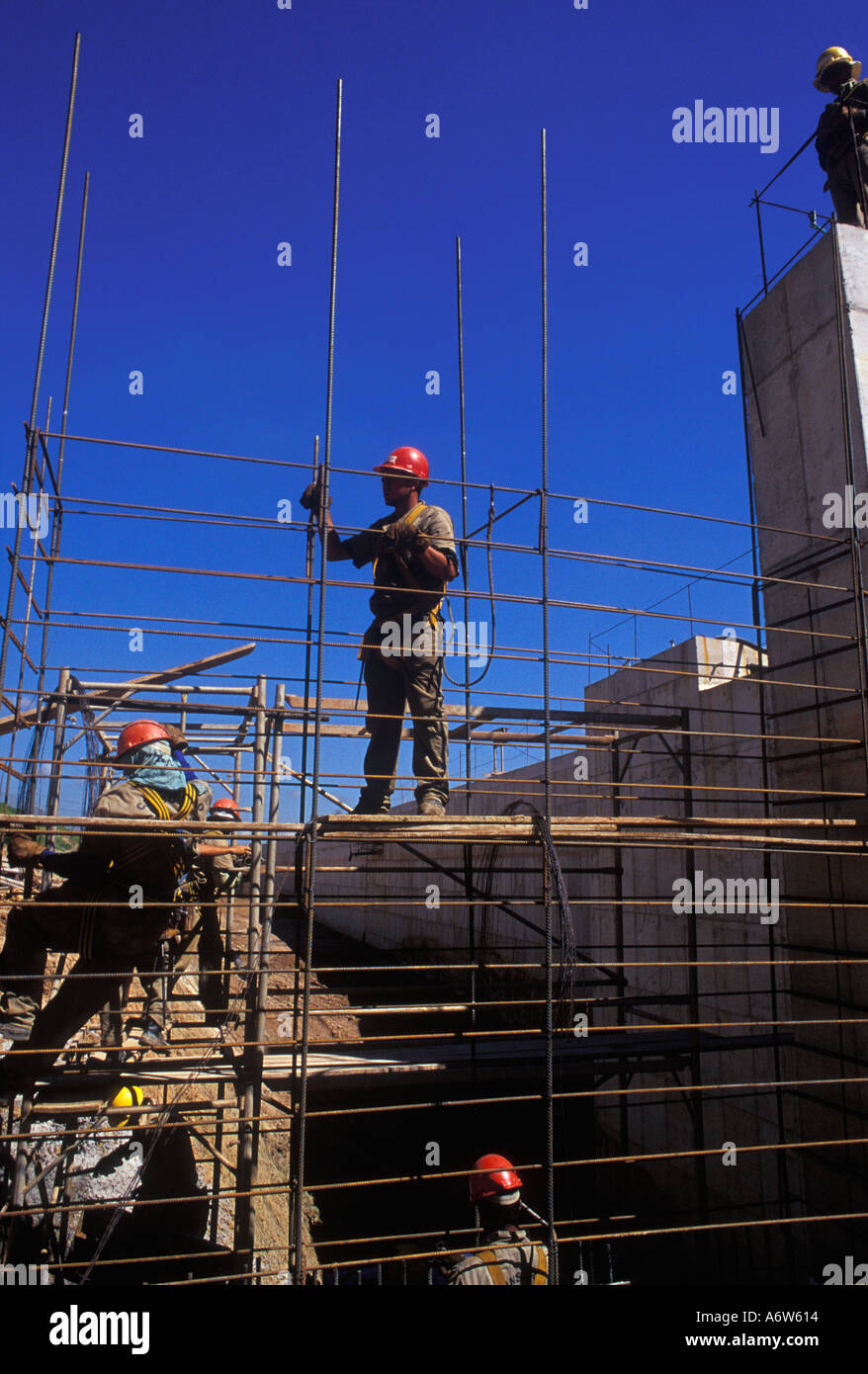 La costruzione dei lavoratori che utilizzano ingranaggi di sicurezza casco guanto uniforme in materia di sicurezza e salute sul lavoro in ferro di occupazione e rinforzato Foto Stock