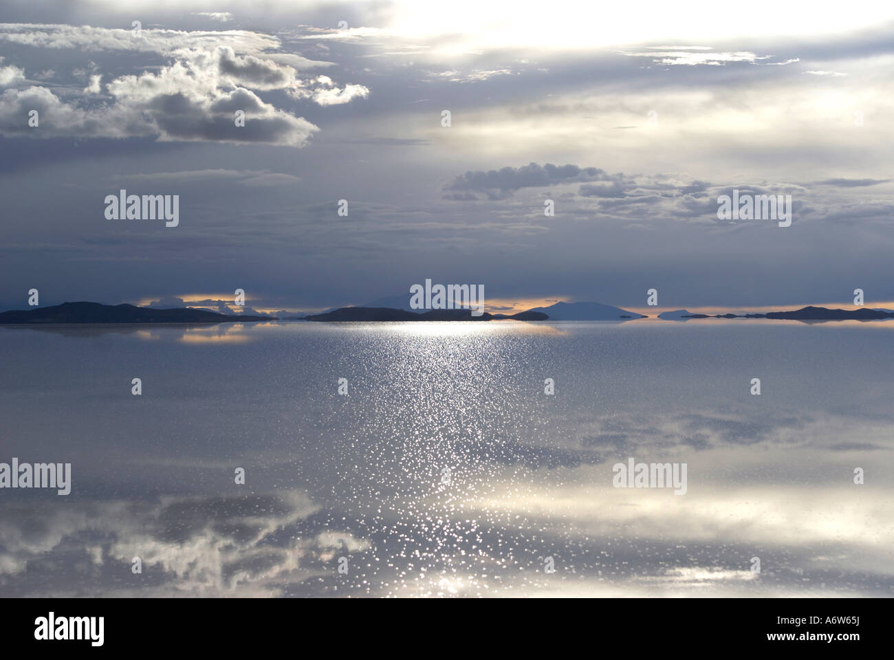 Tramonto e riflessi nel lago di sale Salar de Uyuni, Bolivia Foto Stock