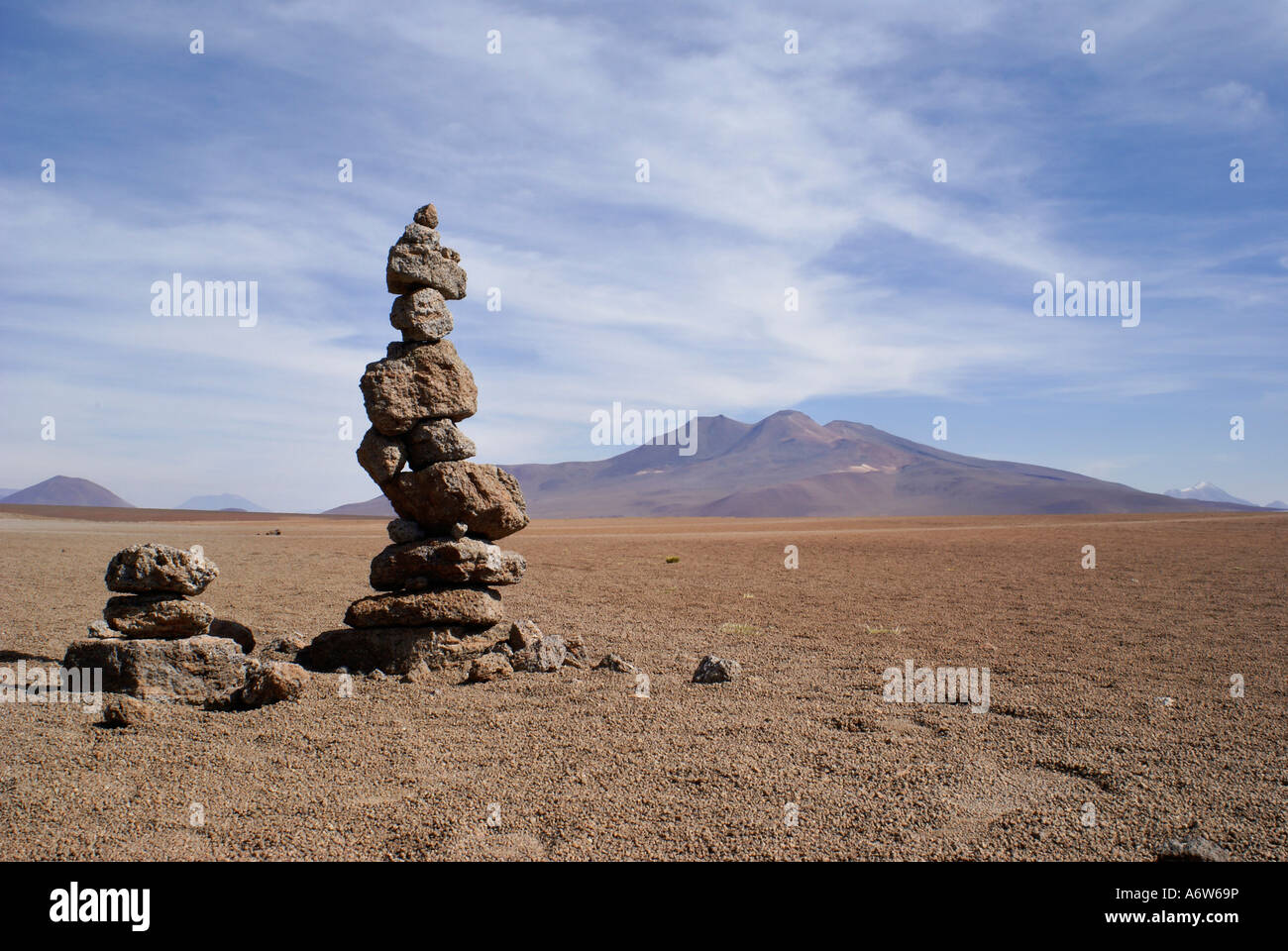 Paesaggio con Vulcano e Cairn, Uyuni Highlands, Bolivia Foto Stock