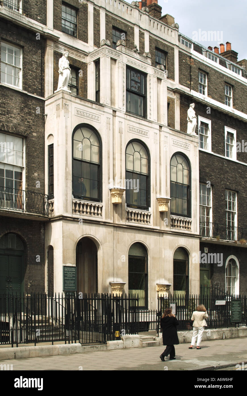 Londra 13 Lincoln s Inn Fields famoso architetto Sir John Soanes home ora un museo dei suoi oggetti di antiquariato e opere d'arte Foto Stock