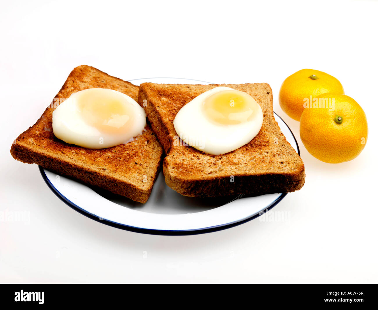 Le uova in camicia su toast integrale Foto Stock