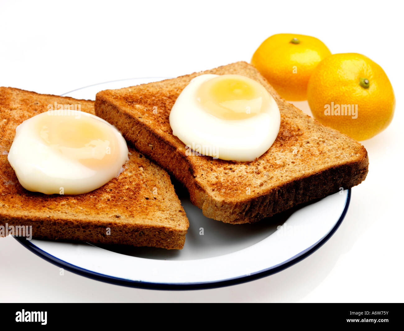 Le uova in camicia su toast integrale Foto Stock