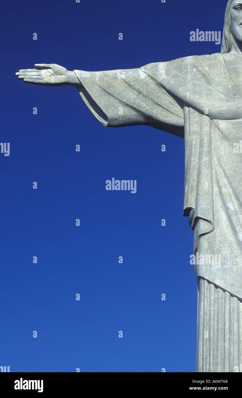 Cristo Redentore statua vista frontale a mezzo busto di Rio de Janeiro in Brasile Foto Stock