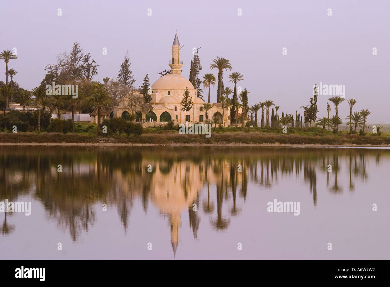 Sultan Tekke moschea nei pressi di Larnaca a Cipro visto da di fronte lago di sale Foto Stock