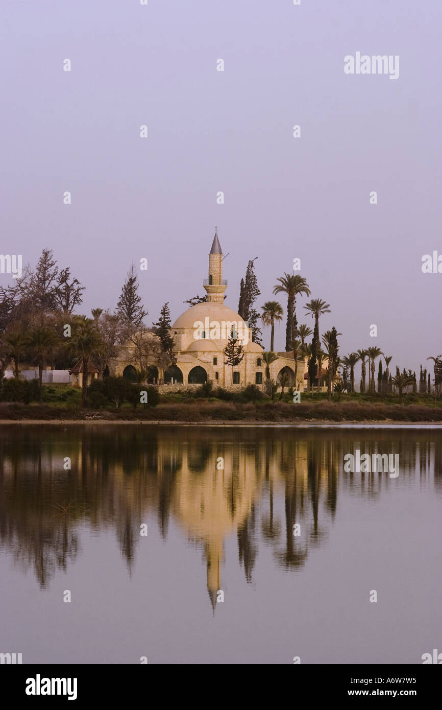 Sultan Tekke moschea nei pressi di Larnaca a Cipro visto da di fronte lago di sale Foto Stock