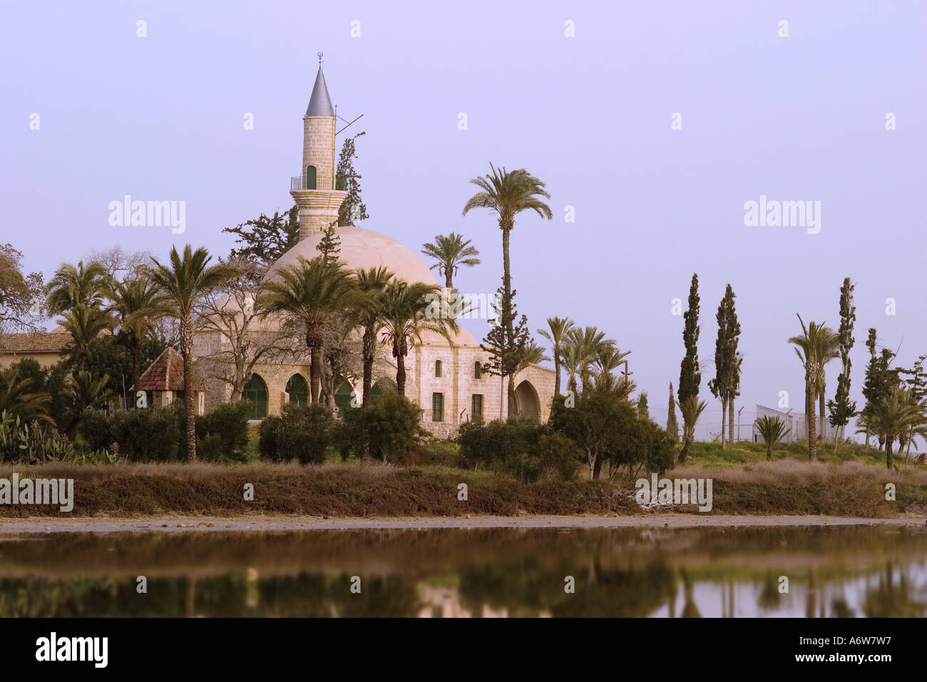 Sultan Tekke moschea nei pressi di Larnaca a Cipro visto da di fronte lago di sale Foto Stock