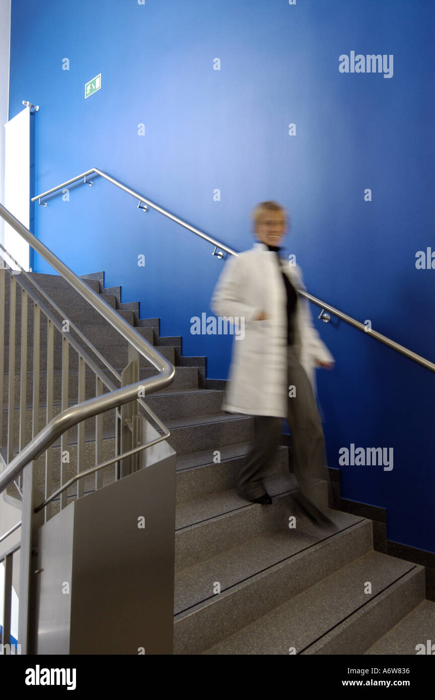 DEU Deutschland Westdeutsches Herzzentrum Essen Klinik fuer Thorax und Kardiovaskulare Chirurgie Klinik fuer Kardiologie Treppenhaus DEU Germania Ovest Centro cardiaco Essen clinica per scala cardiologica WICHTIG Fotos duerfen nicht fuer Werbung PR anderer Kliniken Krankenhaeuser eingesetzt werden Foto Stock